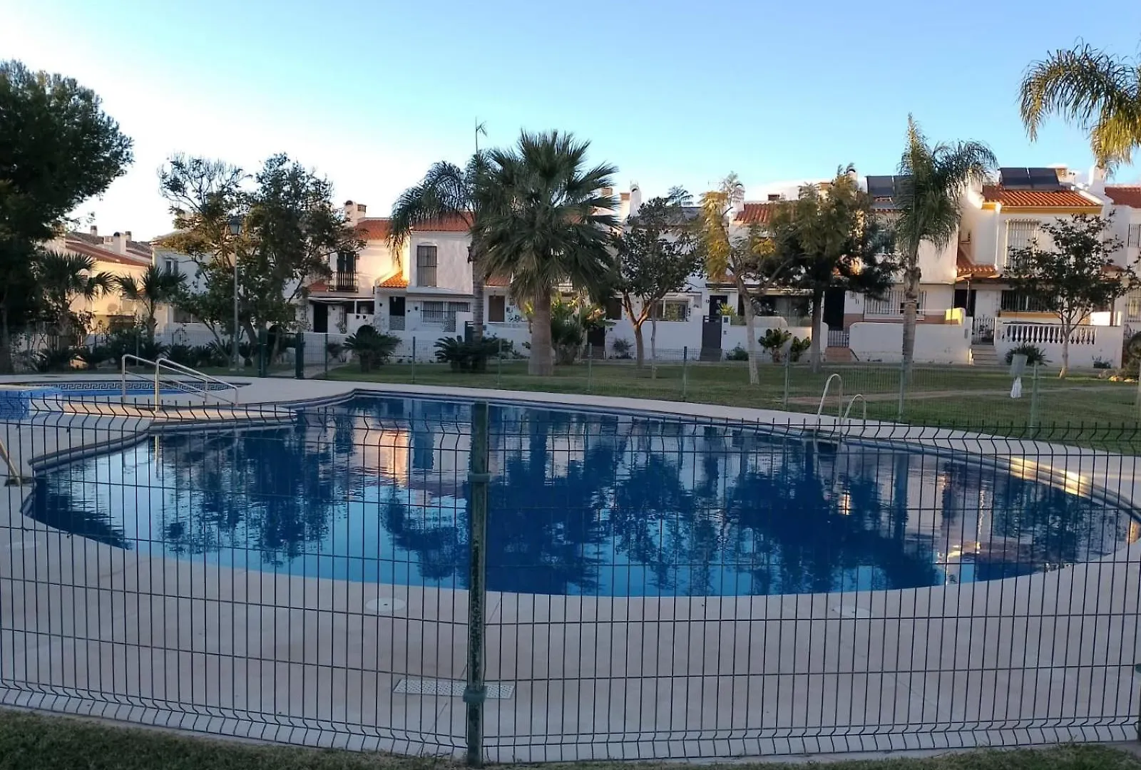 Chalet Adosado Con Piscina contacts